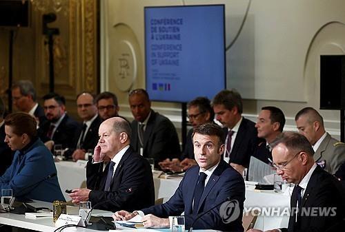 에마뉘엘 마크롱 프랑스 대통령(가운데)과 올라프 숄츠 독일 총리(왼쪽), 안제이 두다 폴란드 대통령(오른쪽) 등 유럽 지도자들이 지난달 26일(현지시간) 프랑스 파리 엘리제궁에 모여 우크라이나 지원 방안을 논의하고 있다. (파리 AP=연합뉴스) .