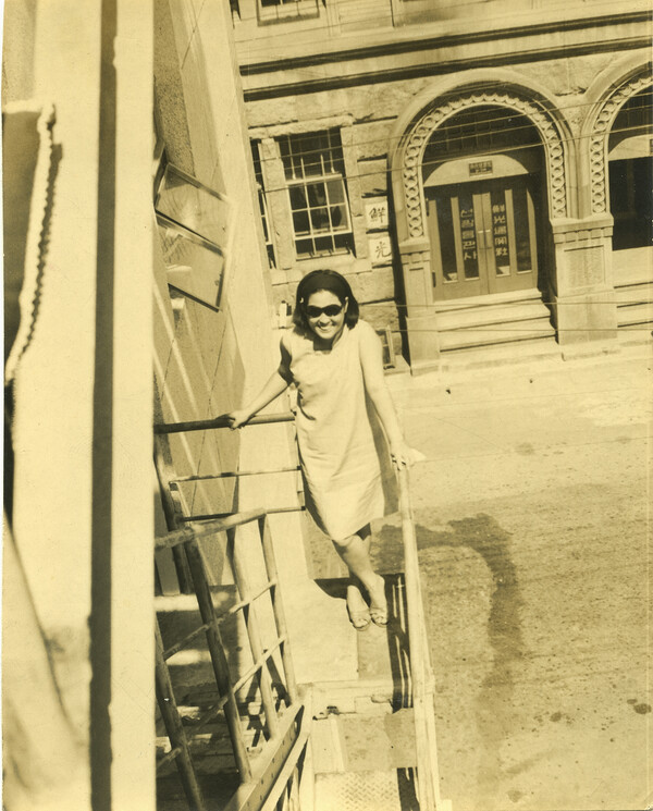 1970년대 영진통관사에 다니던 돈 잘 버는 '미쓰박' 나의 어머니의 사진이다. 뒤로 보이는 선광 빌딩은 1930년대 지어진 '일선해운(日鮮海運)’ 사옥이었다. 지금은 선광문화재단의 미술관으로 사용되고 있다.-사진 제공: 박수진
